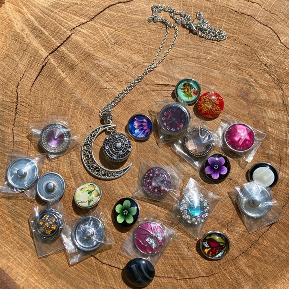 Accessories - 18mm snap necklace and 18mm snap set included